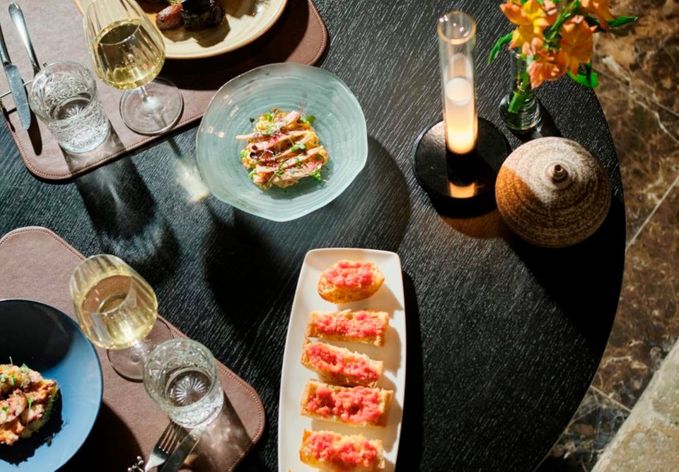Im Restaurant des Hauses gibt es edle Tapas