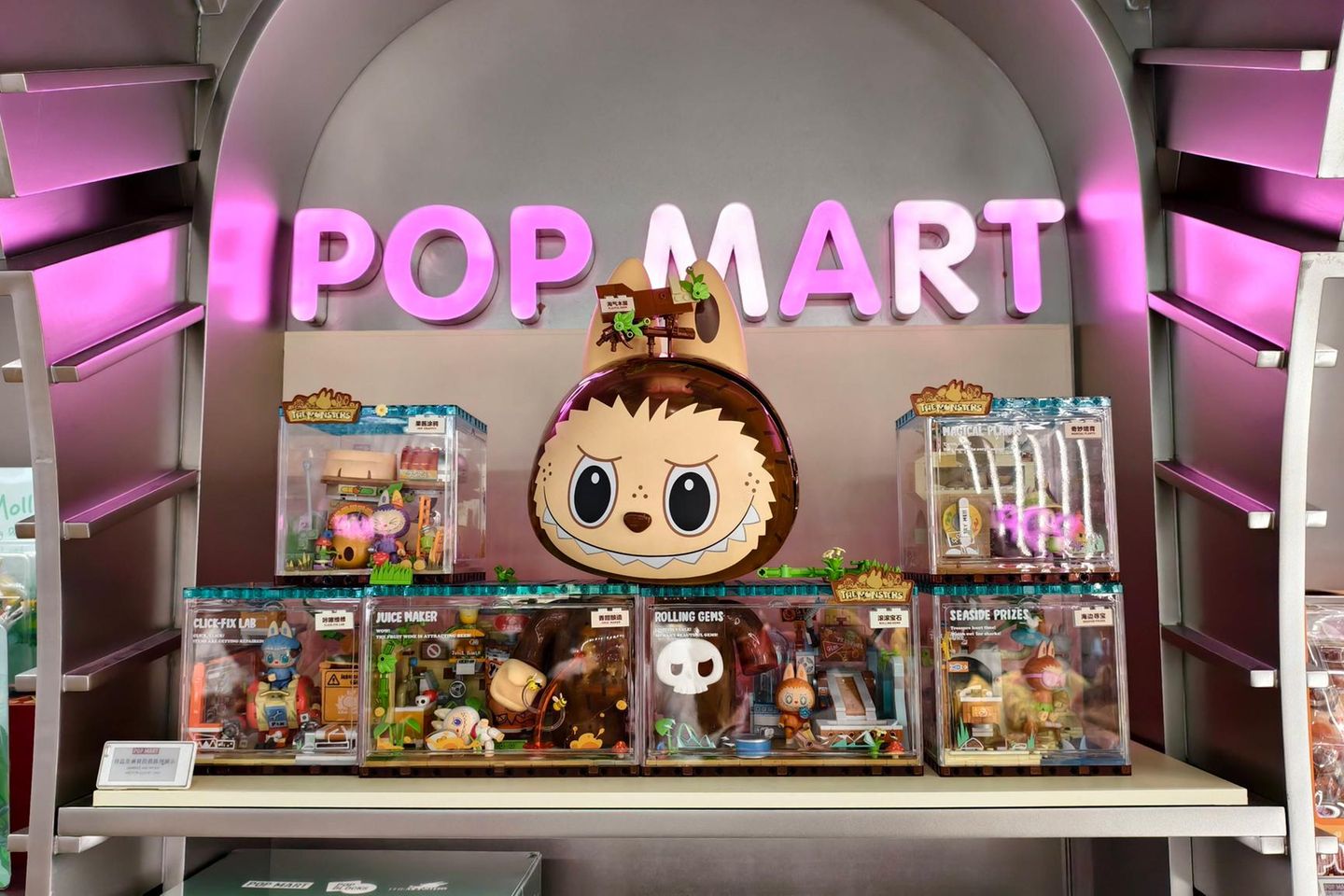Labubu-Produkte im Flagshipstore von Pop Mart in Shanghai