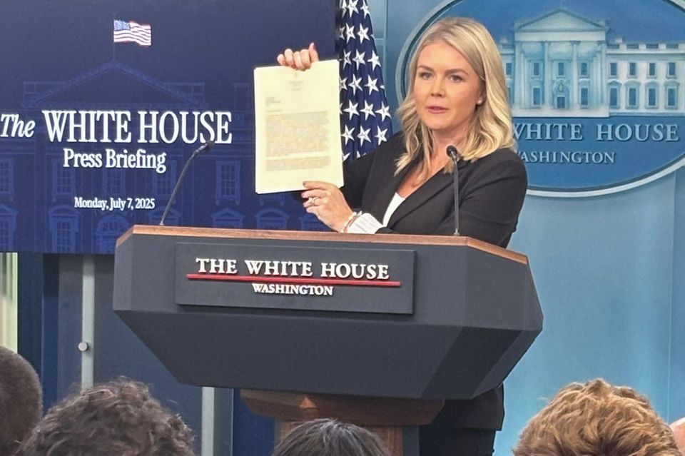 La secretaria de prensa de la Casa Blanca, Karoline Leavitt, muestra una carta del presidente estadounidense Donald Trump.