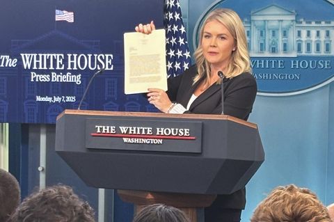 Die Pressesprecherin des Weißen Hauses, Karoline Leavitt, zeigt einen Brief von US-Präsident Donald Trump.