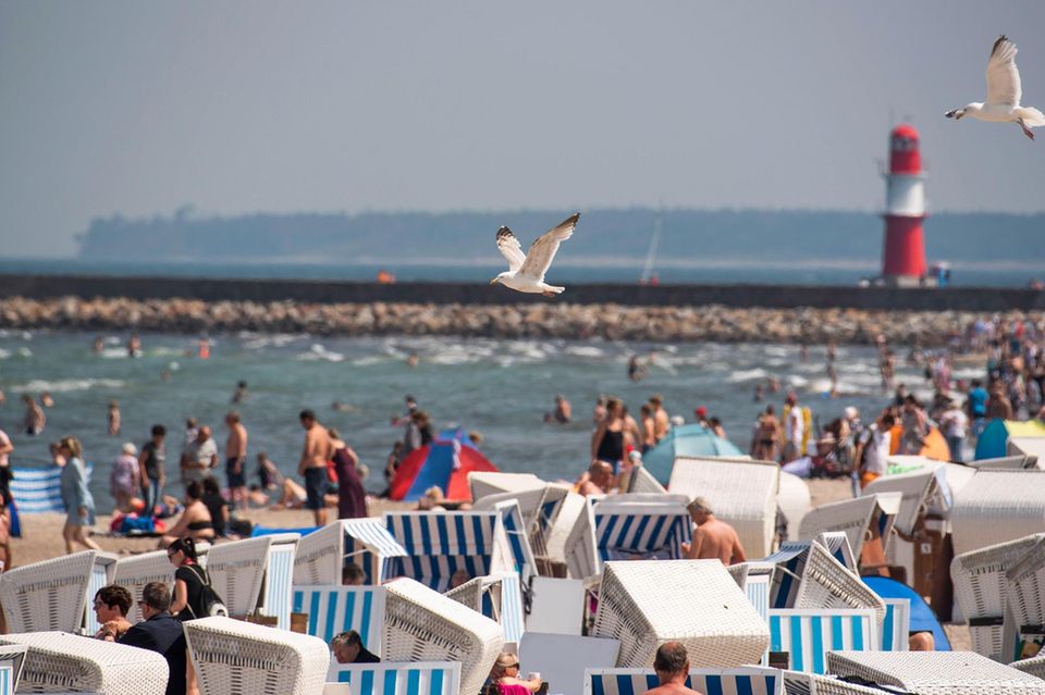 Badegäste am Ostseestrand von Warnemünde
