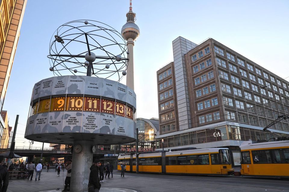 Berlin Alexanderplatz mit Weltzeituhr, Straßenbahn und Fernsehturm
