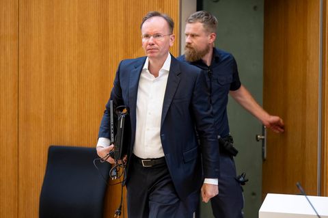 Der angeklagte frühere Vorstandschef von Wirecard, Markus Braun (l), kommt in den Gerichtssaal.