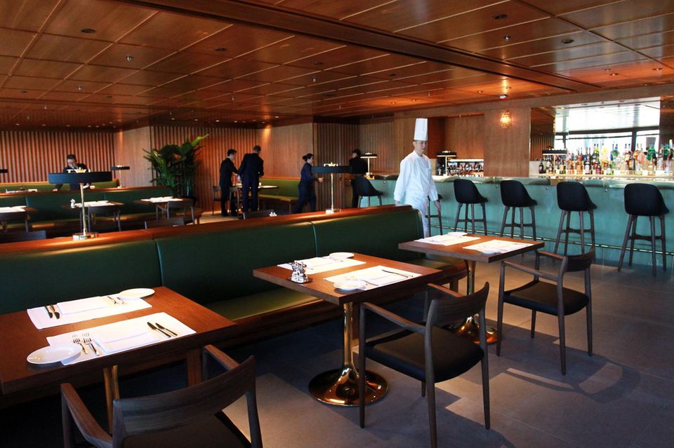 Cathay Pacific First Class Lounge in Hongkong