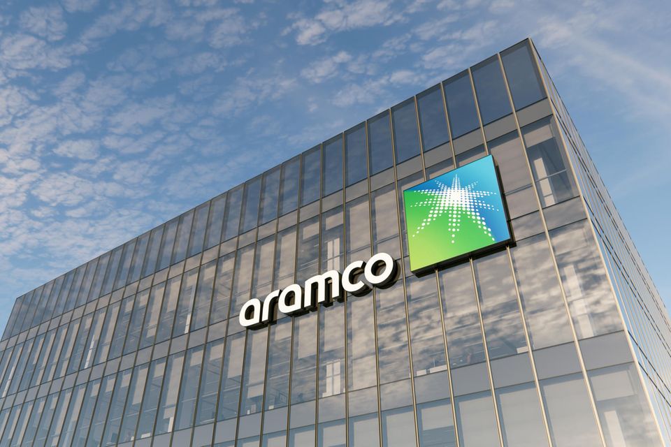 Das zweite Unternehmen der Top 10, das nicht aus den USA stammte, ist neben TSMC Saudi Aramco. Die größte Erdölfördergesellschaft der Welt aus Saudi-Arabien sorgte im Dezember 2019 mit dem bis heute größten Börsengang für Schlagzeilen weit über die Geschäftswelt hinaus. Saudi Aramcos Marktwert beläuft sich auf 1,75 Billionen Dollar. 