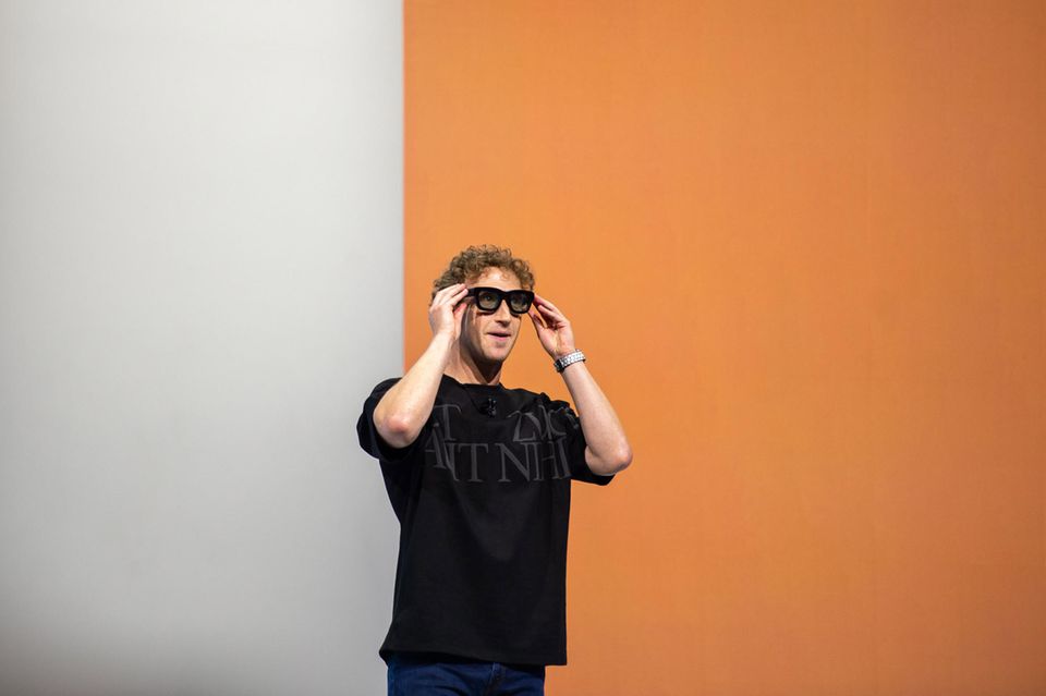 Meta ist der Mutterkonzern von Facebook, Instagram und Whatsapp. Der Marktwert beläuft sich zurzeit auf 1,8 Billionen Dollar. Geht es nach Mark Zuckerberg, strebt Meta weiter aufwärts zum Beispiel mit einer Computer-Brille, die digitale Objekte in durchsichtige Gläser einblenden kann.