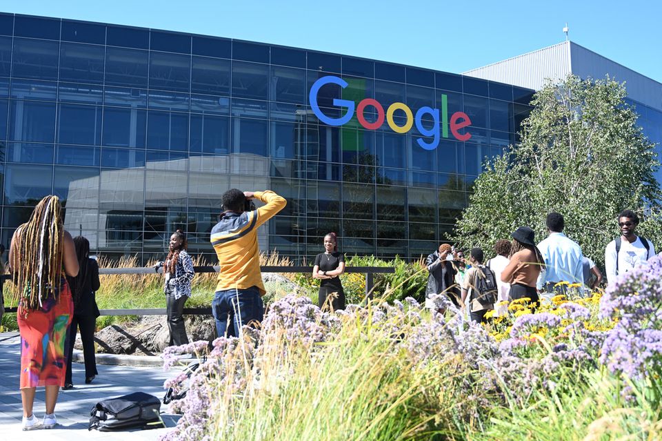 Unter den Internetkonzernen ist Alphabet die klare Nummer eins. Der Google-Mutterkonzern war im Ranking eines von fünf Unternehmen, die über die Marke von zwei Billionen Dollar kamen (2,2 Billionen Dollar). 