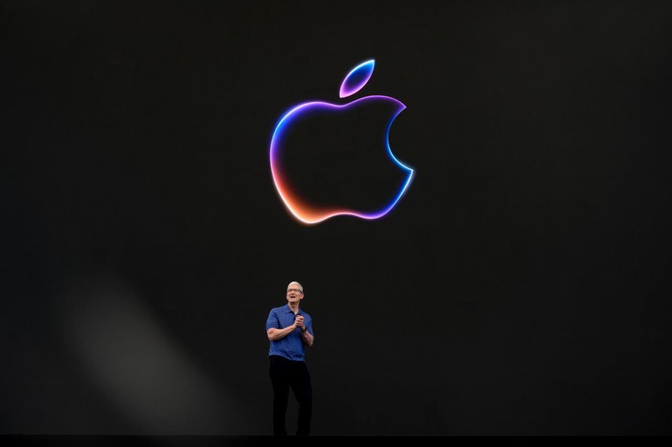 Was 1976 mit dem Apple-1-Computer von Steve Wozniak begann, ist 50 Jahre später einer der wertvollsten Konzerne der Welt. Apples kommt auf einen Marktwert von 3,4 Billionen Dollar. Den Platz an der Sonne hat der iPhone-Hersteller aber mittlerweile eingebüßt, auf dem Geschäftsfeld Künstliche Intelligenz spielen andere ganz vorne mit.