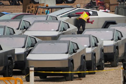 Ein Arbeiter putzt einen neu hergestellten Cybertruck in der Tesla Giga-Fabrik in Texas