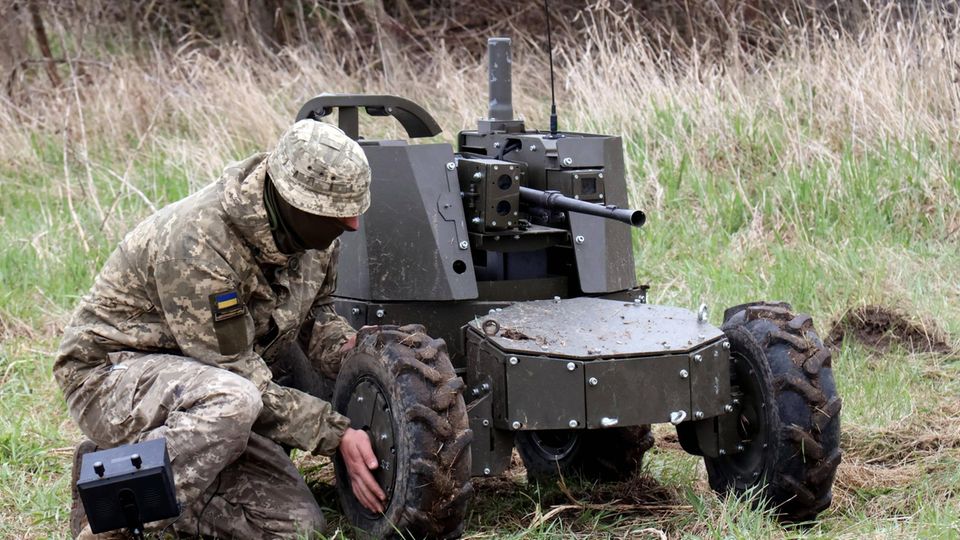 Soldat neben Roboter