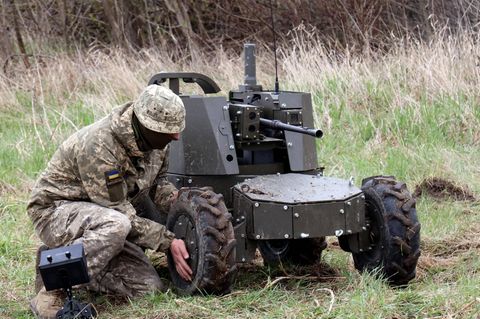 Soldat neben Roboter