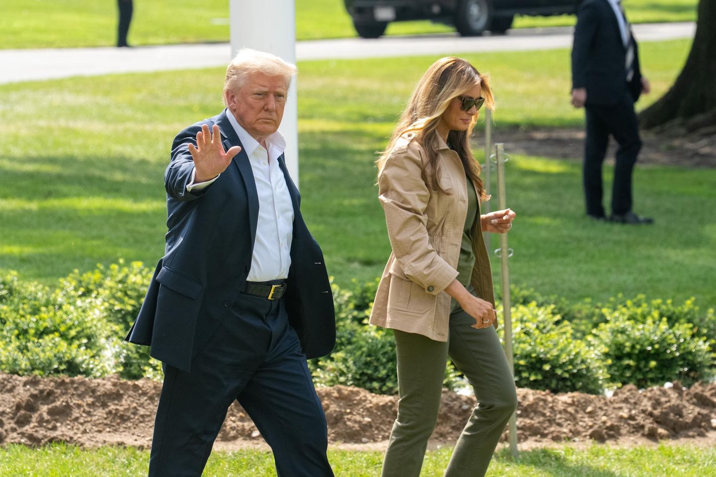 Donald Trump winkt Reportern im Garten des Weißen Hauses