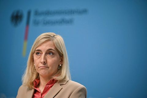 Gesundheitsministerin Nina Warken hat die Masken-Prozesse mit Milliardenrisiken für den Bund von ihren Vorgängern geerbt. In ihrer Amtszeit geht der Wechsel von Kanzleien weiter