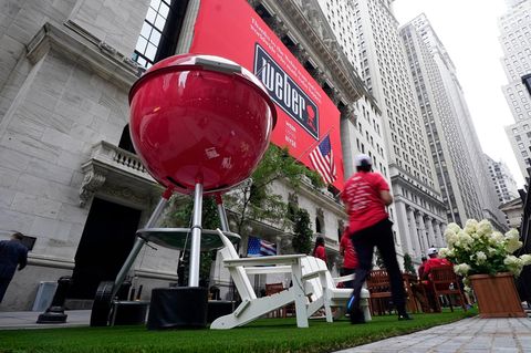 Die in Deutschland beliebten Grills der US-Marke Weber – hier vor der New Yorker Börse – könnten von Gegenzöllen der EU verschont bleiben, denn sie werden vielfach in Polen produziert. 