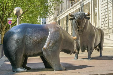 Bulle und Bär vor der Börse in Frankfurt