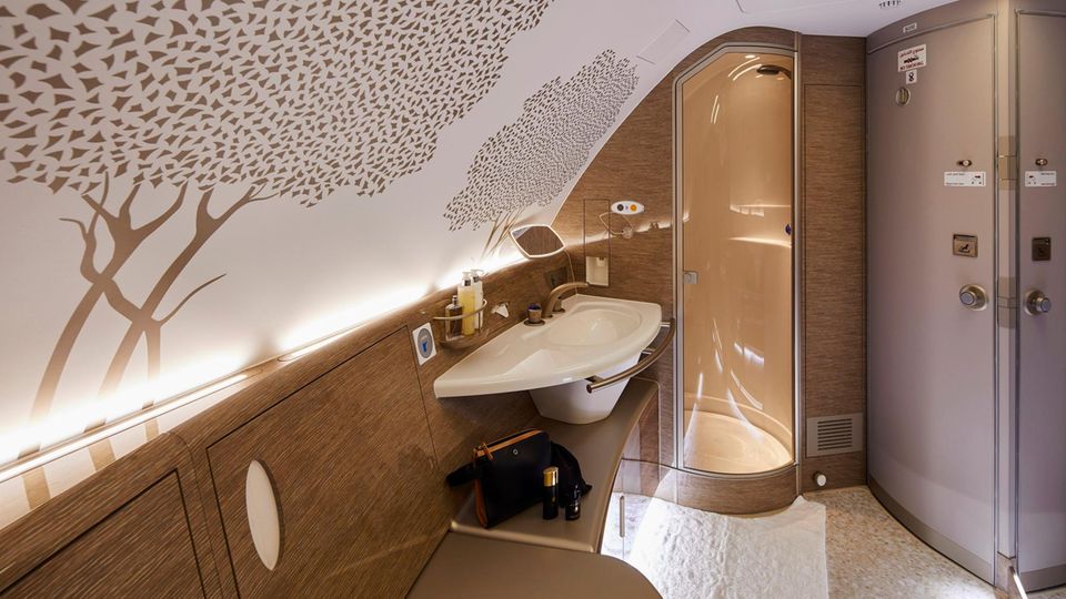 Das „Shower Spa“ der First-Class von Emirates bietet einen Komfort wie in einem Luxushotel-Zimmer