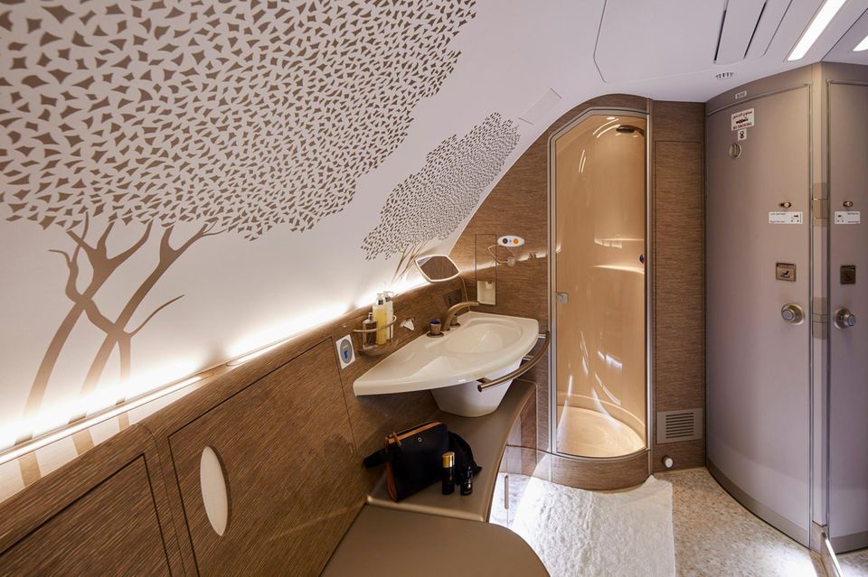 La “Shower Spa” nella Emirates First Class offre un comfort simile a quello di una camera d’albergo di lusso
