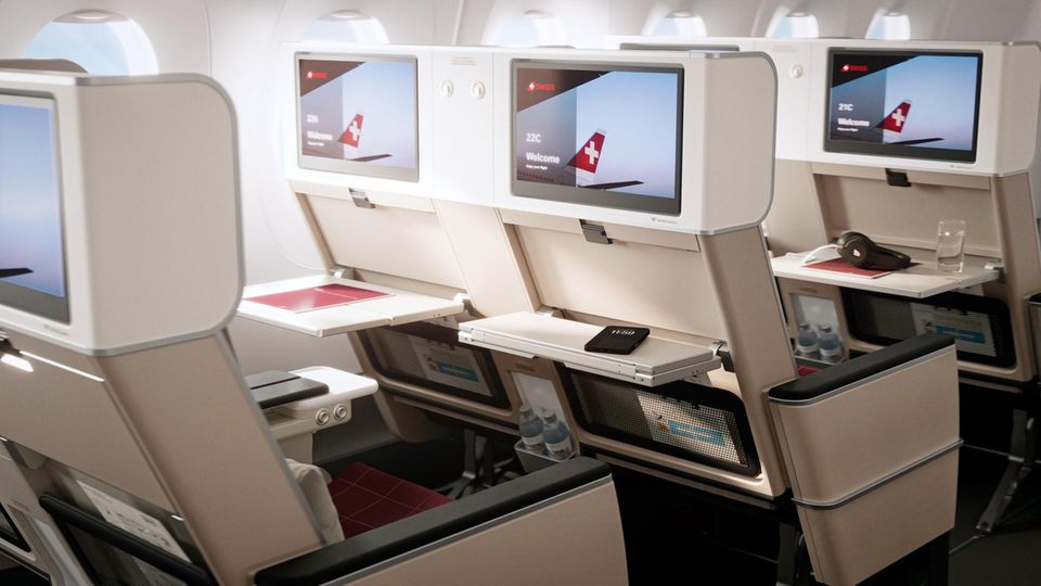 In der „Premium Economy Class“ von Swiss warten bequemere Sitze und größere Bildschirme auf die Passagiere