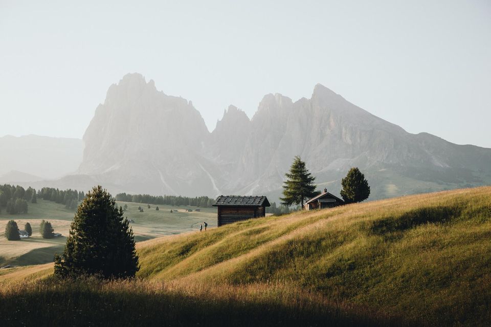 Die Umgebung des Hotels Sensoria Dolomites reicht vom malerischen Hochtal Seiser Alm bis zum imposanten Bergmassiv Schlern
