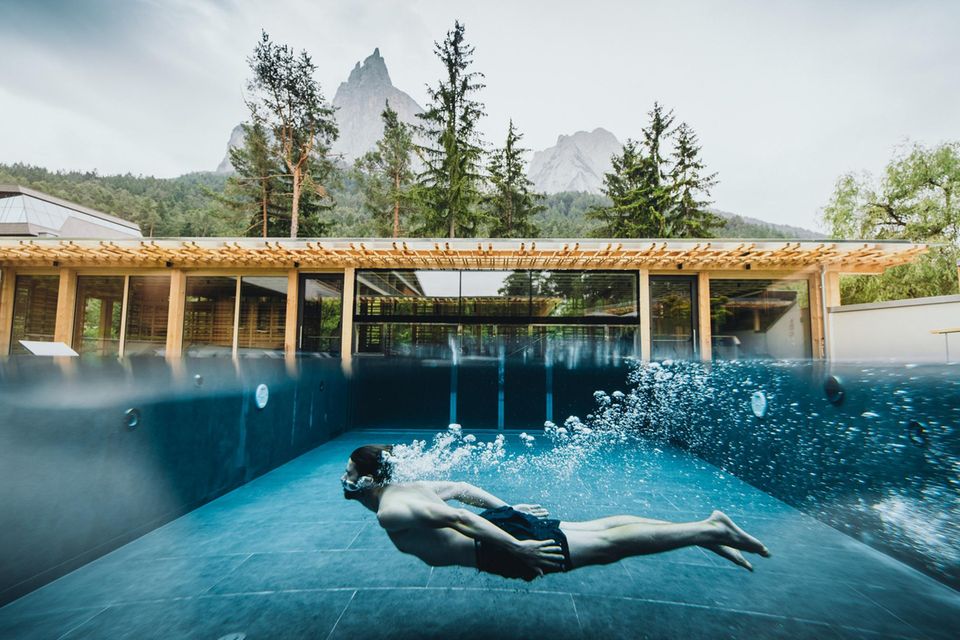 Pool im Idyll – das Sensoria Dolomites ist in eine der ursprünglichsten Landschaften von Südtirol eingebettet