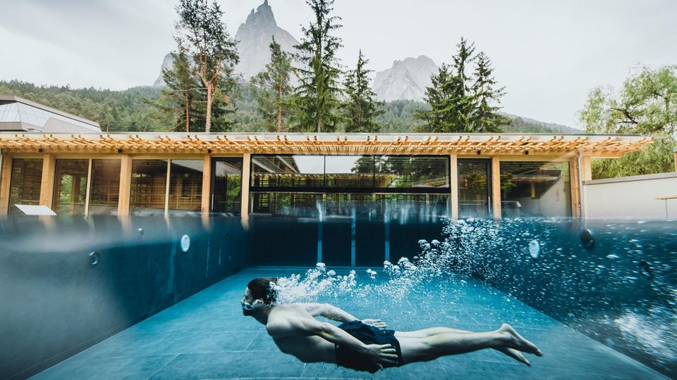 Pool im Idyll – das Sensoria Dolomites ist in eine der ursprünglichsten Landschaften von Südtirol eingebettet