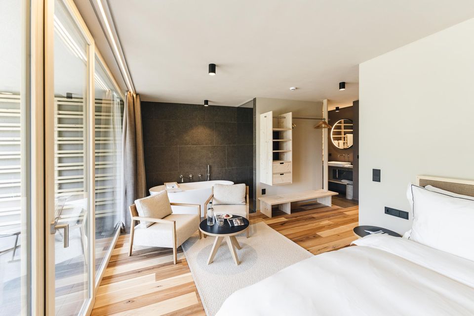 Helles Holz, dazu Stoffe und Wände in sanften Farben sowie Akzente in Indigoblau machen die Zimmer puristisch und gemütlich
