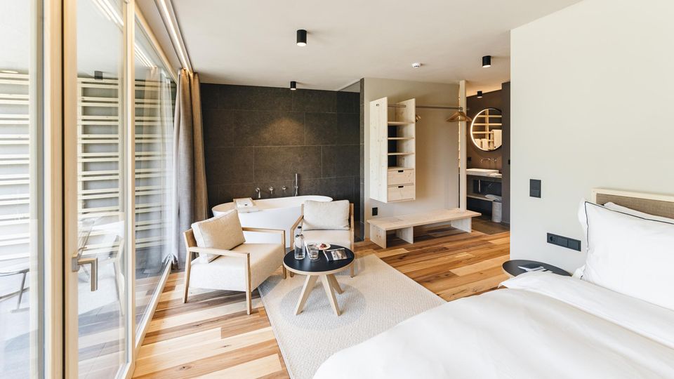 Helles Holz, dazu Stoffe und Wände in sanften Farben sowie Akzente in Indigoblau machen die Zimmer puristisch und gemütlich
