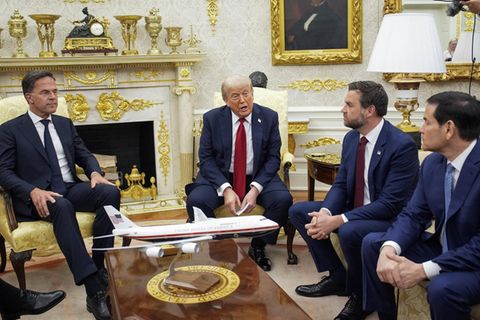 Donald Trump kündigt im Weißen Haus zusammen mit Nato-Generalsekretär Mark Rutte.