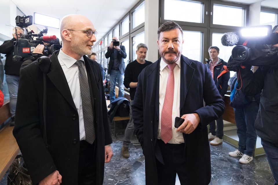 Signa-Gründer René Benko (r.) im Frühjahr 2024 bei einem Gerichtstermin in Innsbruck. Seit Januar sitzt er in Untersuchungshaft
