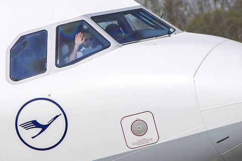 Der Mangel an Piloten zwingt immer mehr Airlines, ihre Flüge zu höheren Preisen anzubieten