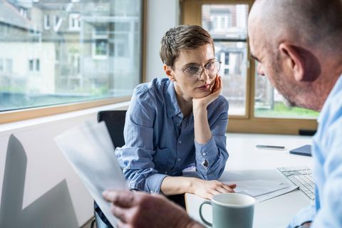 Neustart: Frau denkt im Büro nach