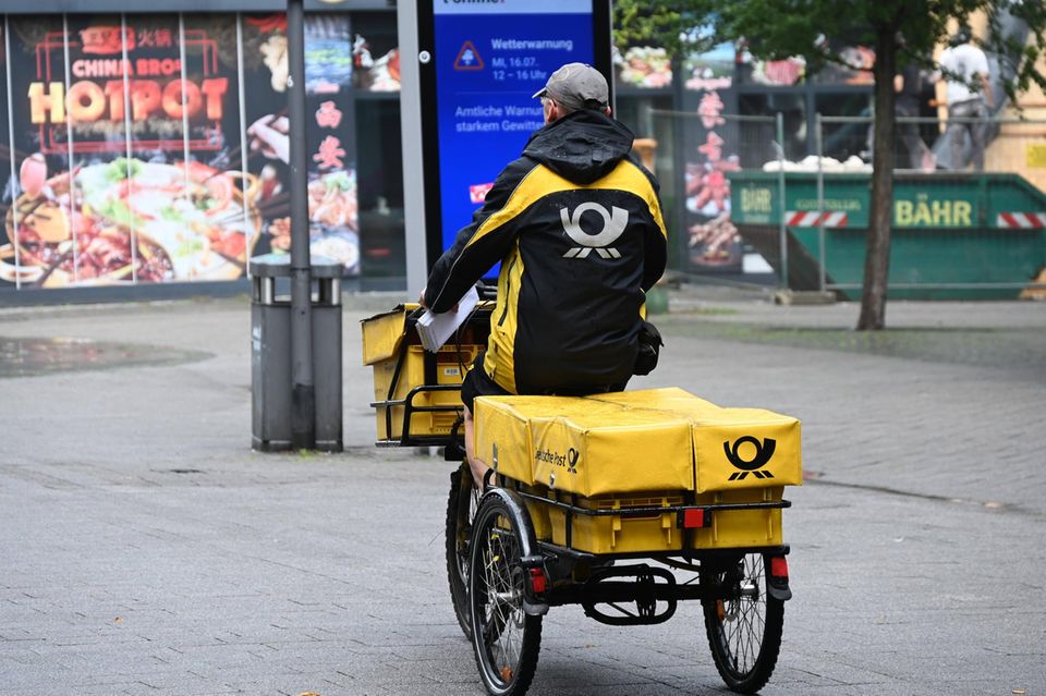 Die Postzustellung erfolgt bis auf Weiteres durch Menschen, meint DHL-Personalvorstand Thomas Ogilvie.