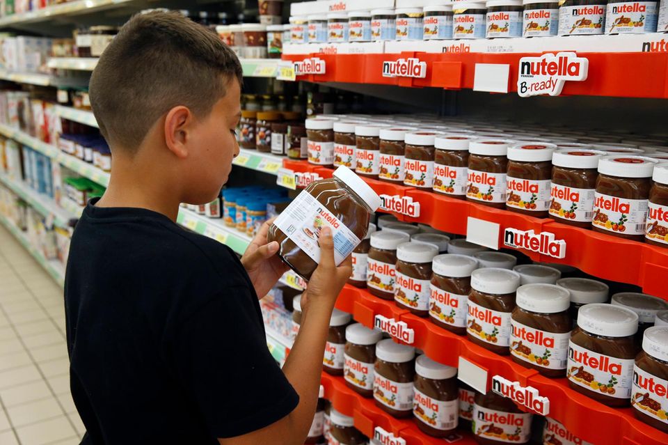 Teenager schaut sich Nutella im Ausland an