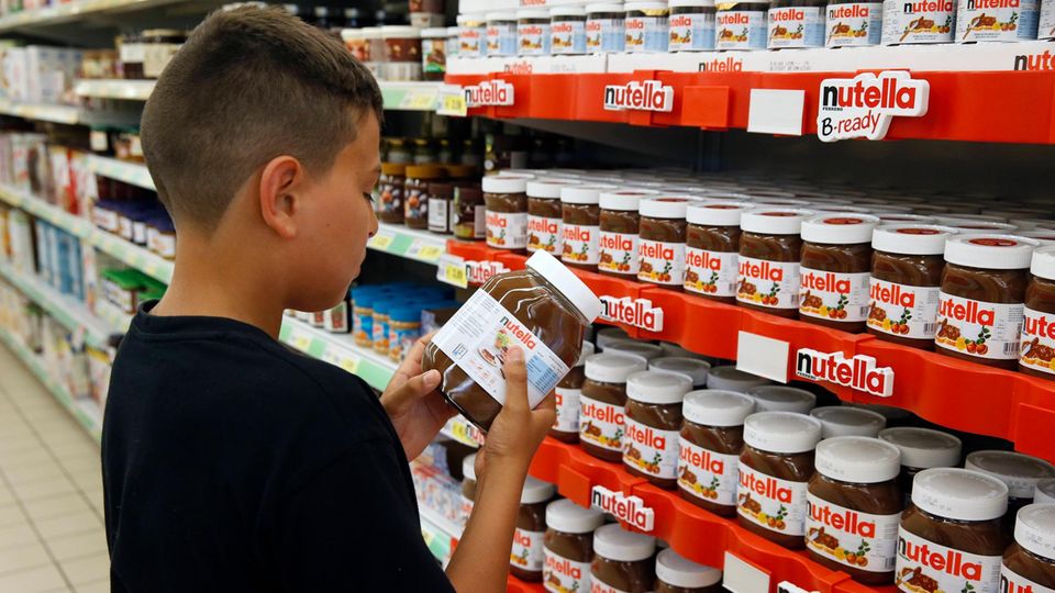 Teenager schaut sich Nutella im Ausland an Teenager schaut sich Nutella im Ausland an