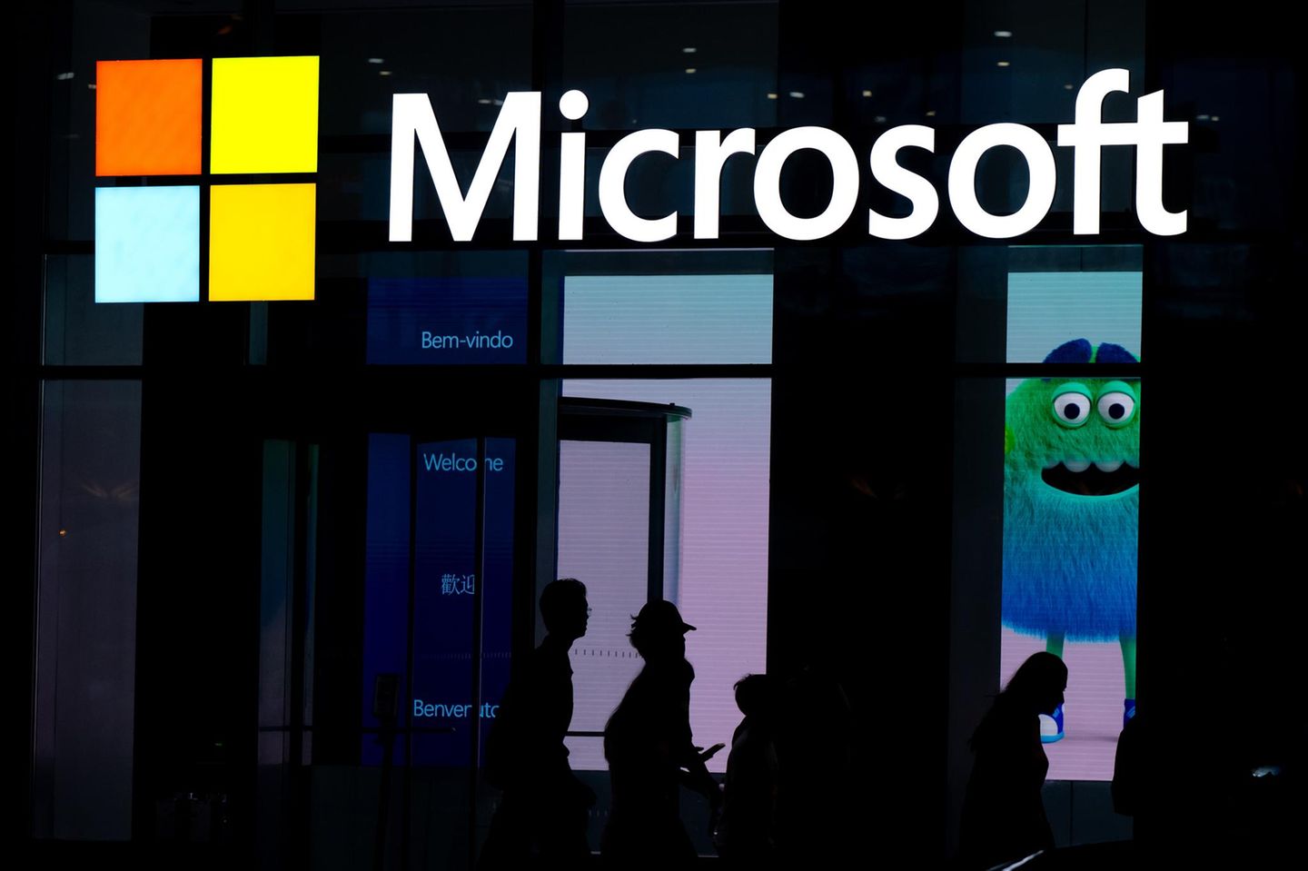 Eine Filiale von Microsoft in New York bei Nacht