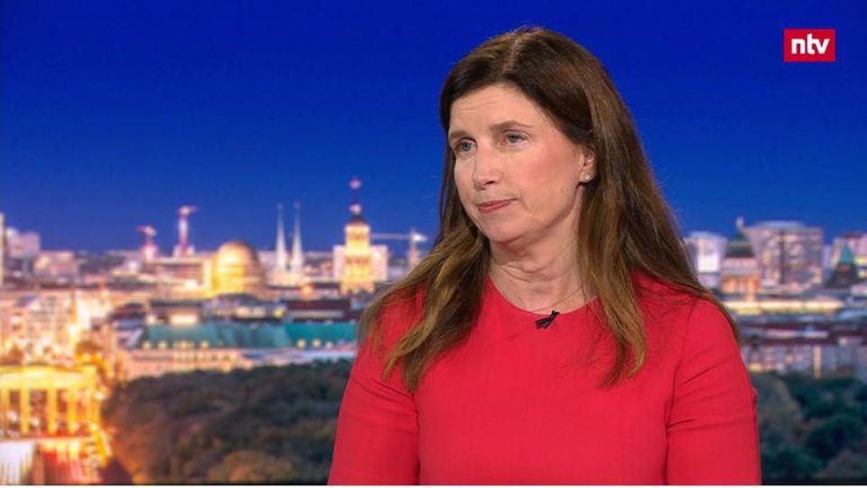 Investitionsgipfel: Was sagt das Foto über die Männerdominanz in der Wirtschaft, Frau Orlopp? Investitionsgipfel: Was sagt das Foto über die Männerdominanz in der Wirtschaft, Frau Orlopp?