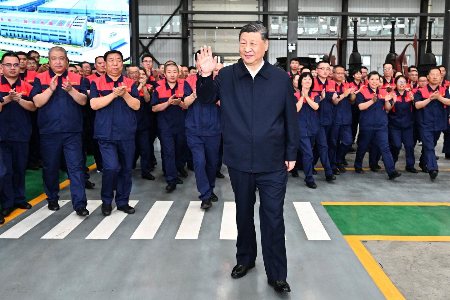 Arbeiter applaudieren Chinas Diktator Xi Jinping