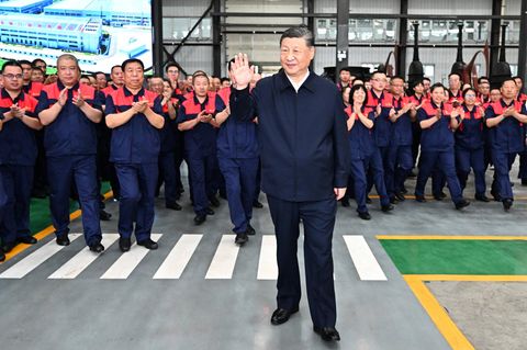 Arbeiter applaudieren Chinas Diktator Xi Jinping
