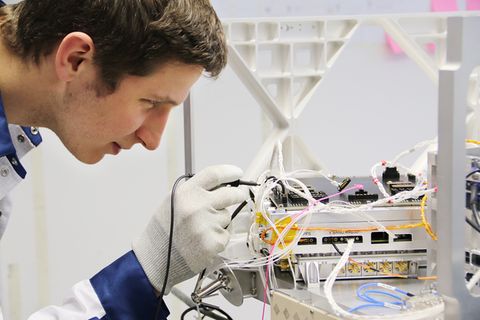 Iceye-Chef Rafał Modrzewski bei der Inspektion von Satelliten-Hardware