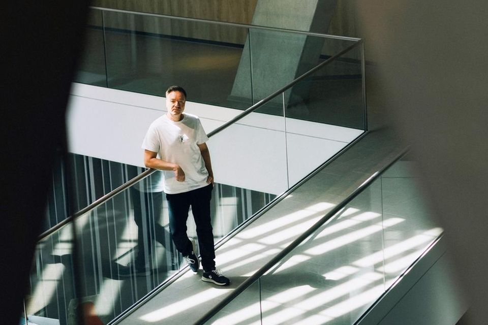 Henning Strauss in the foyer of the company headquarters in Biebergemünd