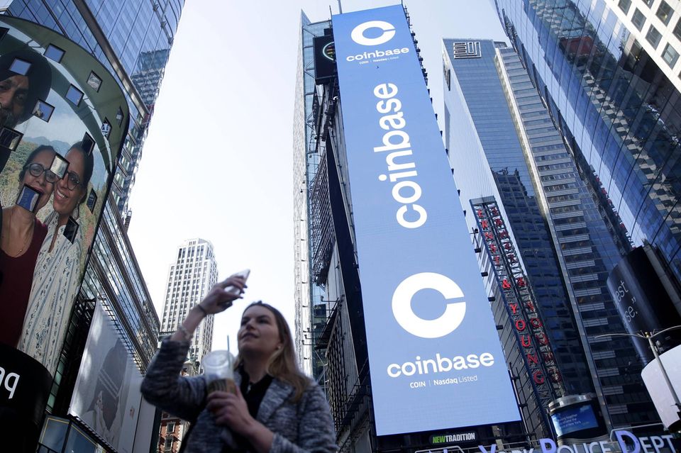El logotipo de Coinbase se muestra en las pantallas de Times Square
