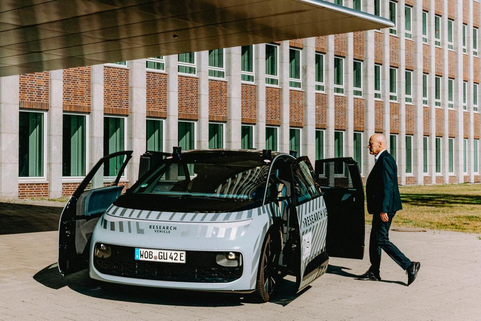Entwicklungschef Werner Tietz mit einem autonom fahrendem Versuchswagen