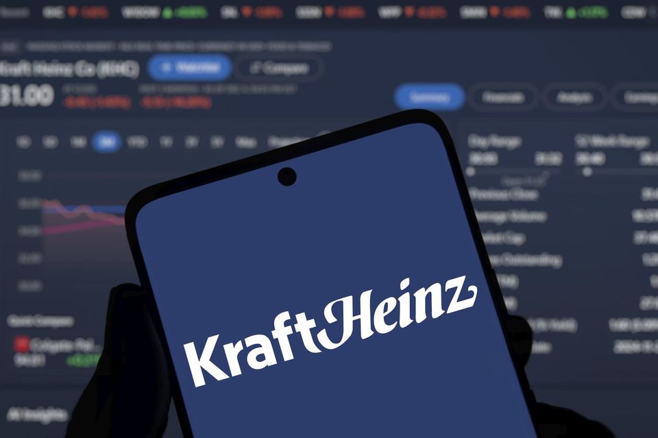 Auf einem Smartphone ist das Logo von Kraft Heinz zu sehen