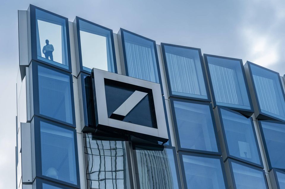 Logo der Deutschen Bank an Glasfassade in Frankfurt