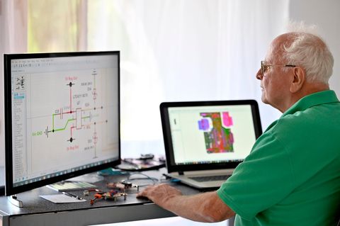 Ein Senior arbeitet in seiner Elektronik-Werkstatt im Homeoffice
