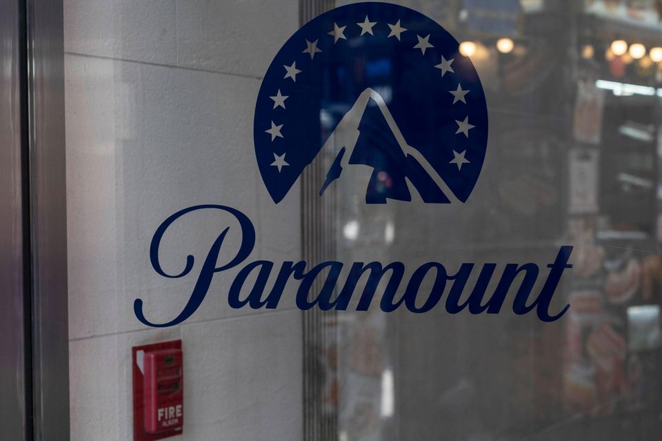 Paramount-Log an einer Glastür