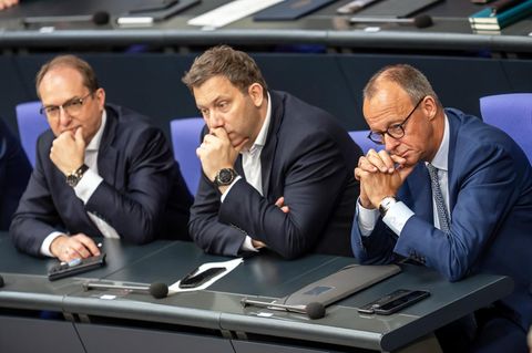 Innenminister Dobrindt, Finanzminister Klingbeil und Kanzler Merz (v.l.n.r.) sitzen auf der Regierungsbank im Bundestag