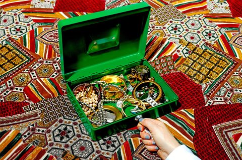 Schmuck unter anderem aus Platin in einer Box