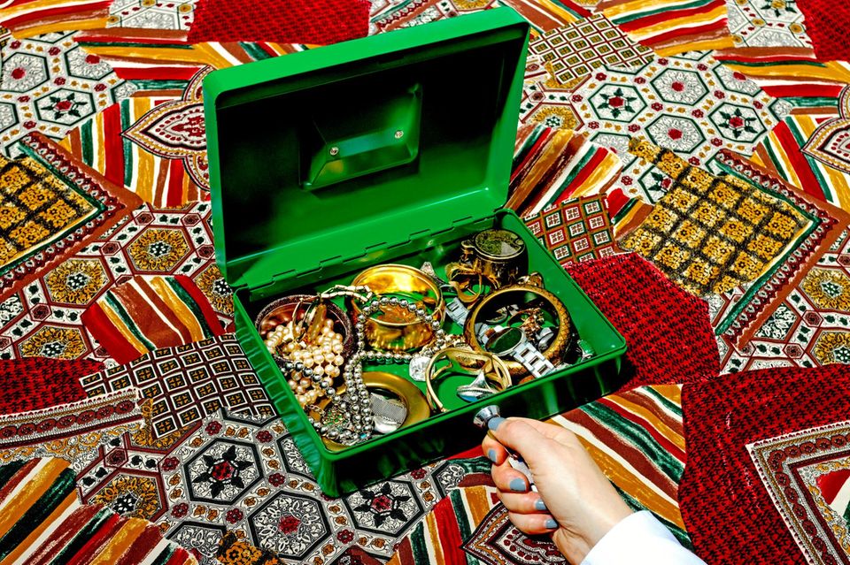 Schmuck unter anderem aus Platin in einer Box