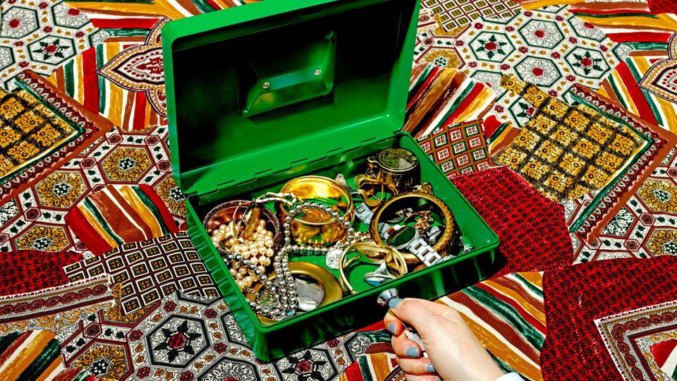 Schmuck unter anderem aus Platin in einer Box